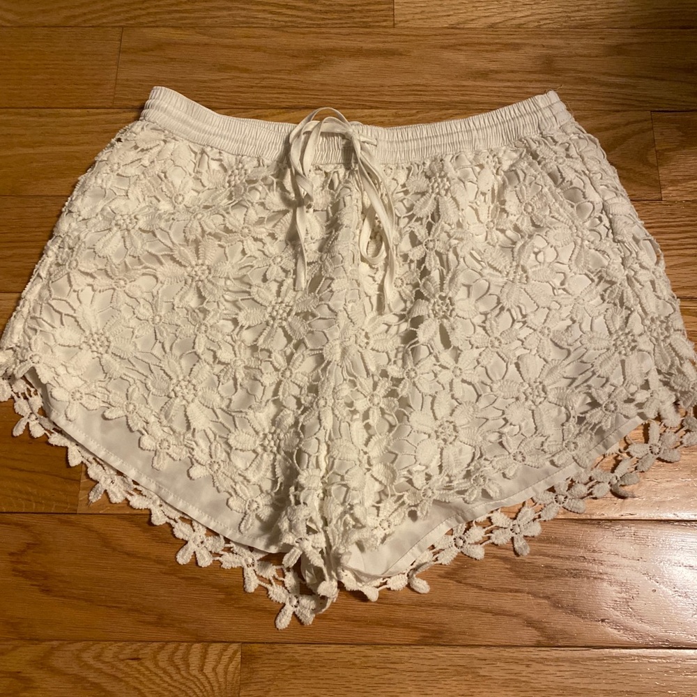 WHITE FLORAL LACE SHORT - Picture 1 of 2